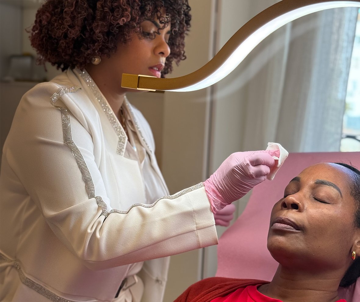 Paciente tras un tratamiento de rejuvenecimiento facial